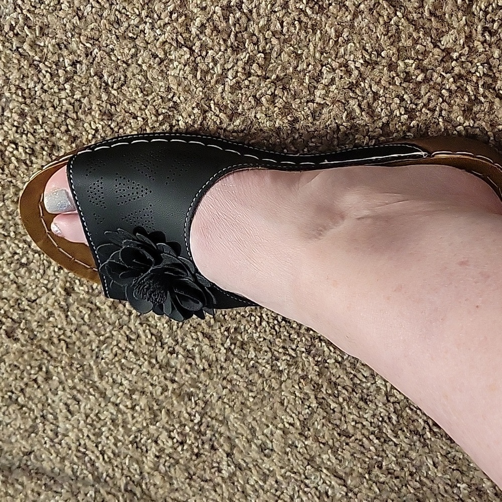 Black Ladies Sandals With Flower Detail NEW Sz10.5 - Picture 6 of 6